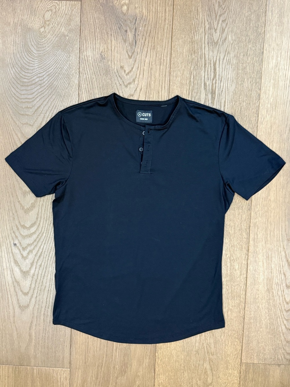 Cuts Clothing Men's AO Henley Curve-Hem Short Sleeve Tee - Black